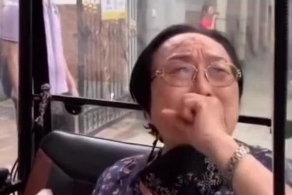 老花鏡不能隨意佩戴，按照年齡度數(shù)購(gòu)買(mǎi)不準(zhǔn)確