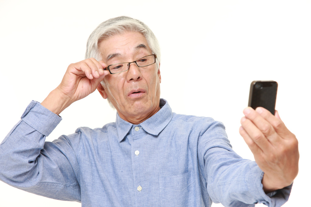 「三孩」生育政策正式入法，患有老花的爺爺奶奶們還能幫著(zhù)帶孩子嗎？