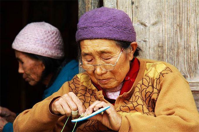 佩戴老花眼鏡，記住這四點(diǎn)，避免對(duì)眼睛造成傷害